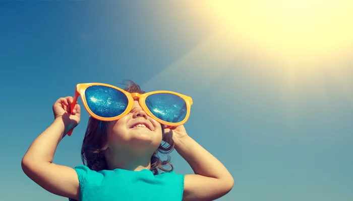 في أي سن يجب أن تبدأ بارتداء النظارات الشمسية؟