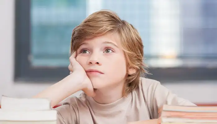 كيف أعرف أن طفلي يحتاج إلى نظارات؟